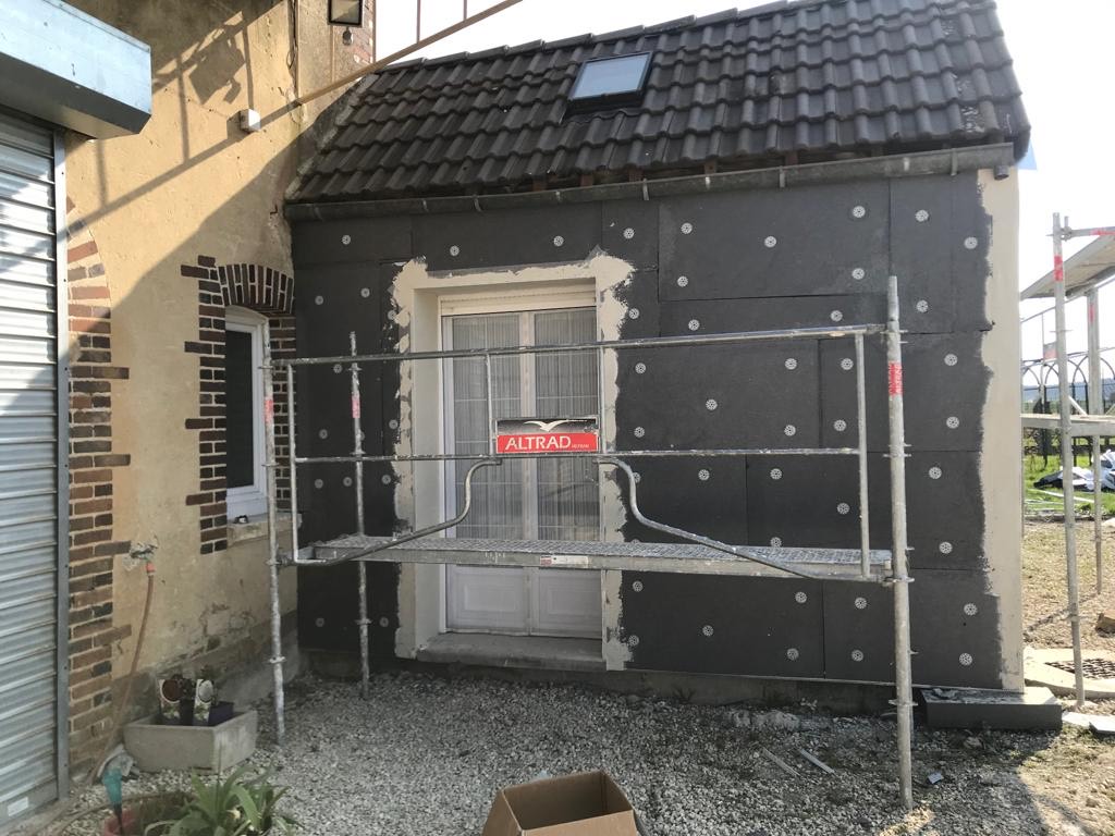 Dépendance à toiture sombre — pendant l’isolation extérieure