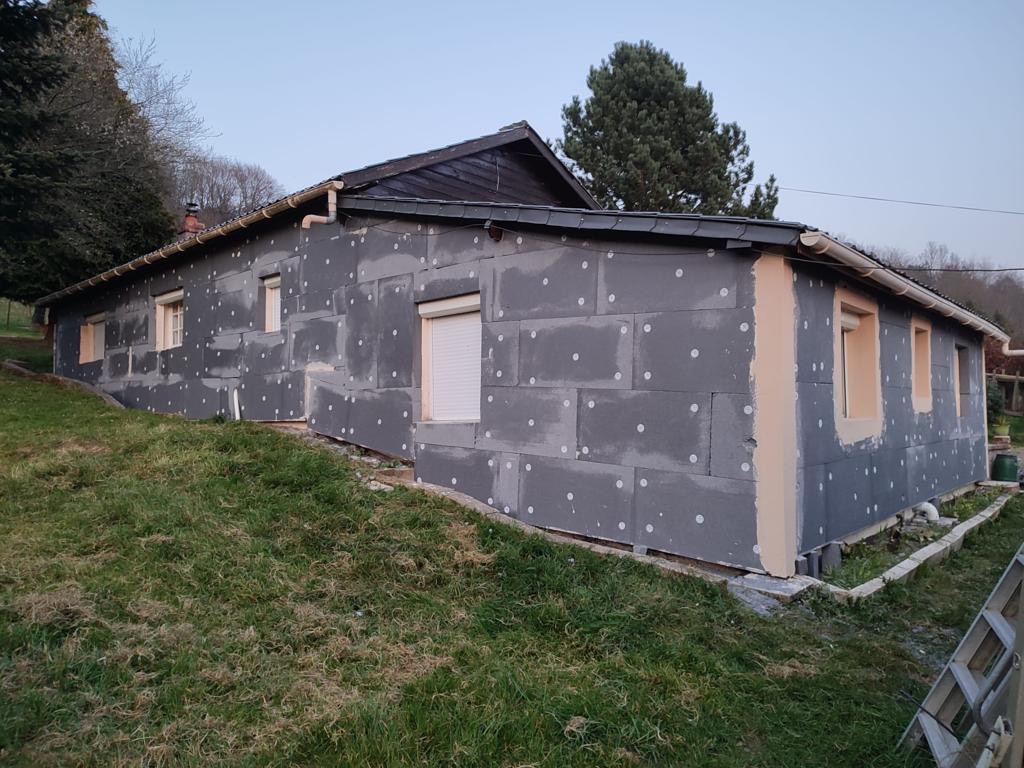 Maison de plain-pied recouverte de panneaux isolants