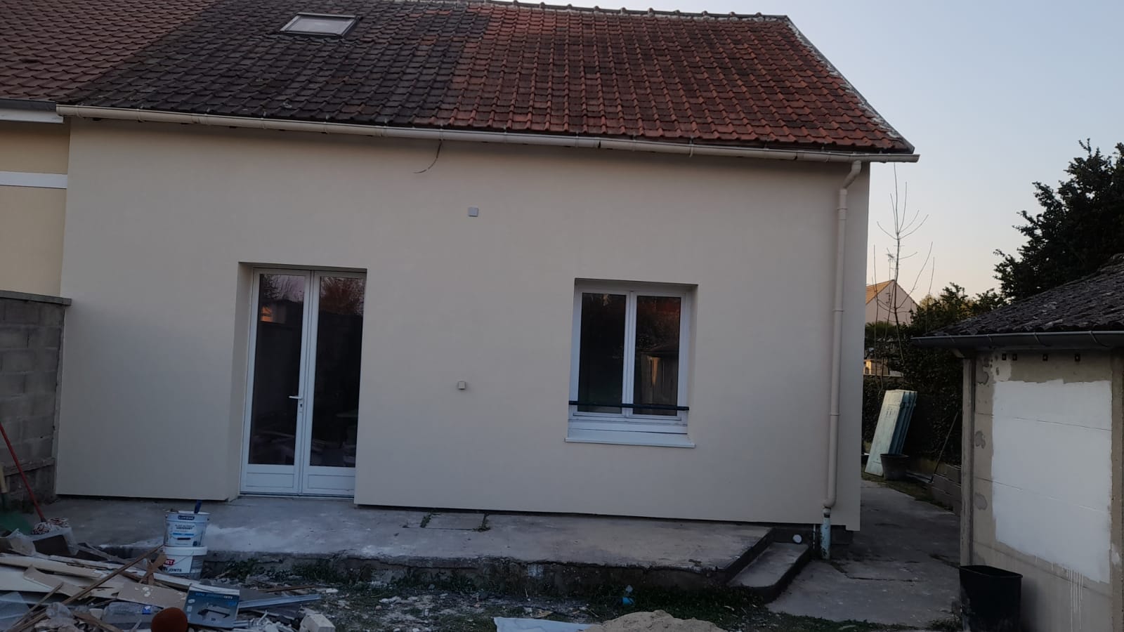 Façade en pierre et toiture en tuiles — après l’isolation extérieure