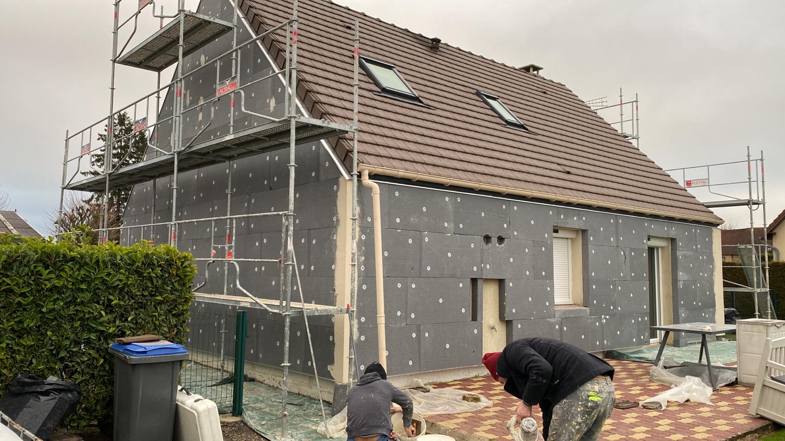 Maison avec garage et lucarne — pendant l’isolation extérieure