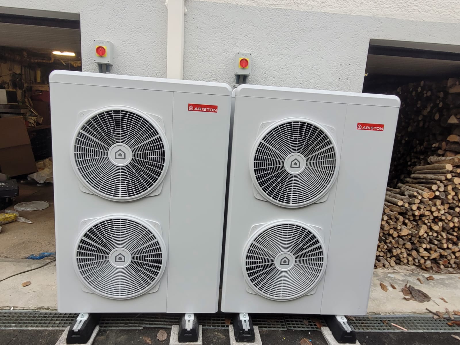 Deux unités extérieures de pompe à chaleur Ariston posées sur plots antivibratiles