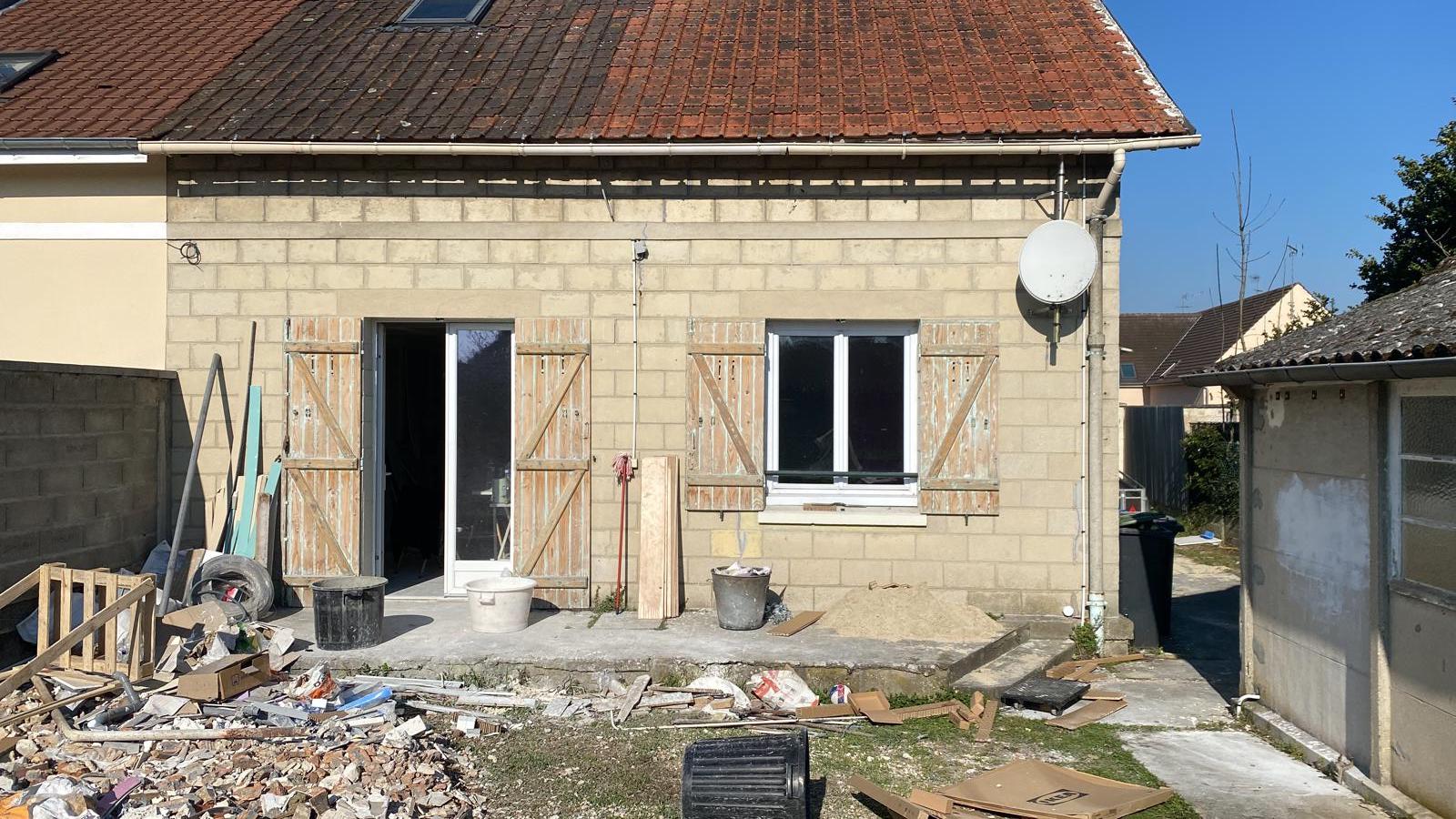 Façade en pierre et toiture en tuiles — avant l’isolation extérieure
