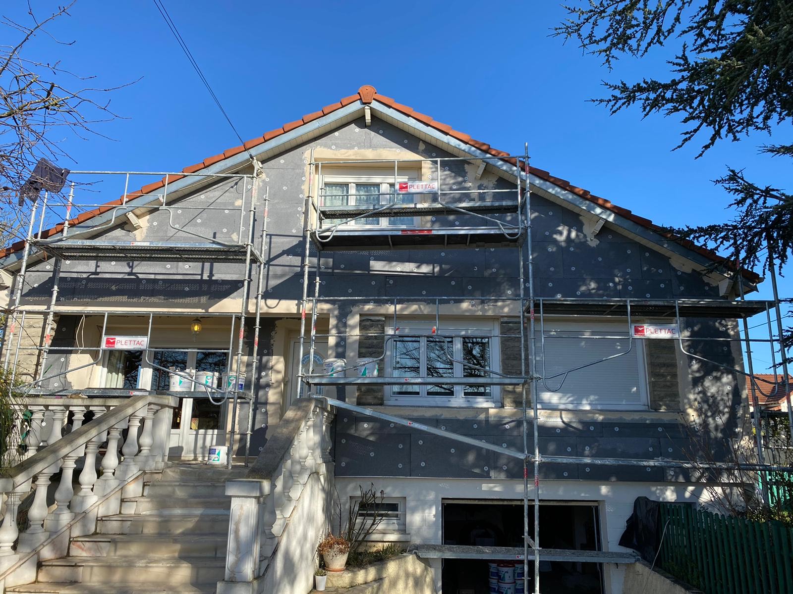 Maison avec escalier et garage — pendant l’isolation extérieure