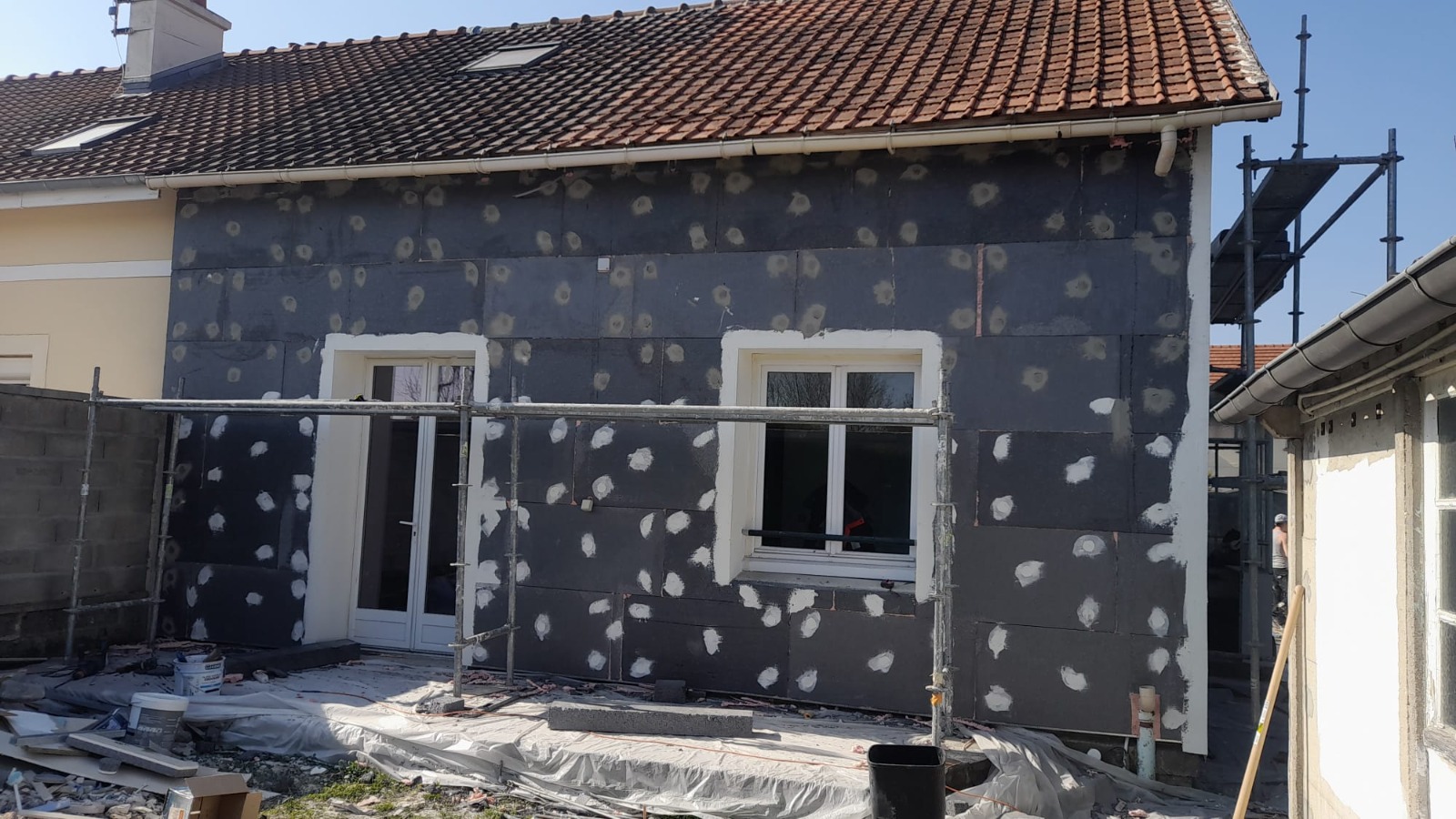 Façade en pierre et toiture en tuiles — pendant l’isolation extérieure