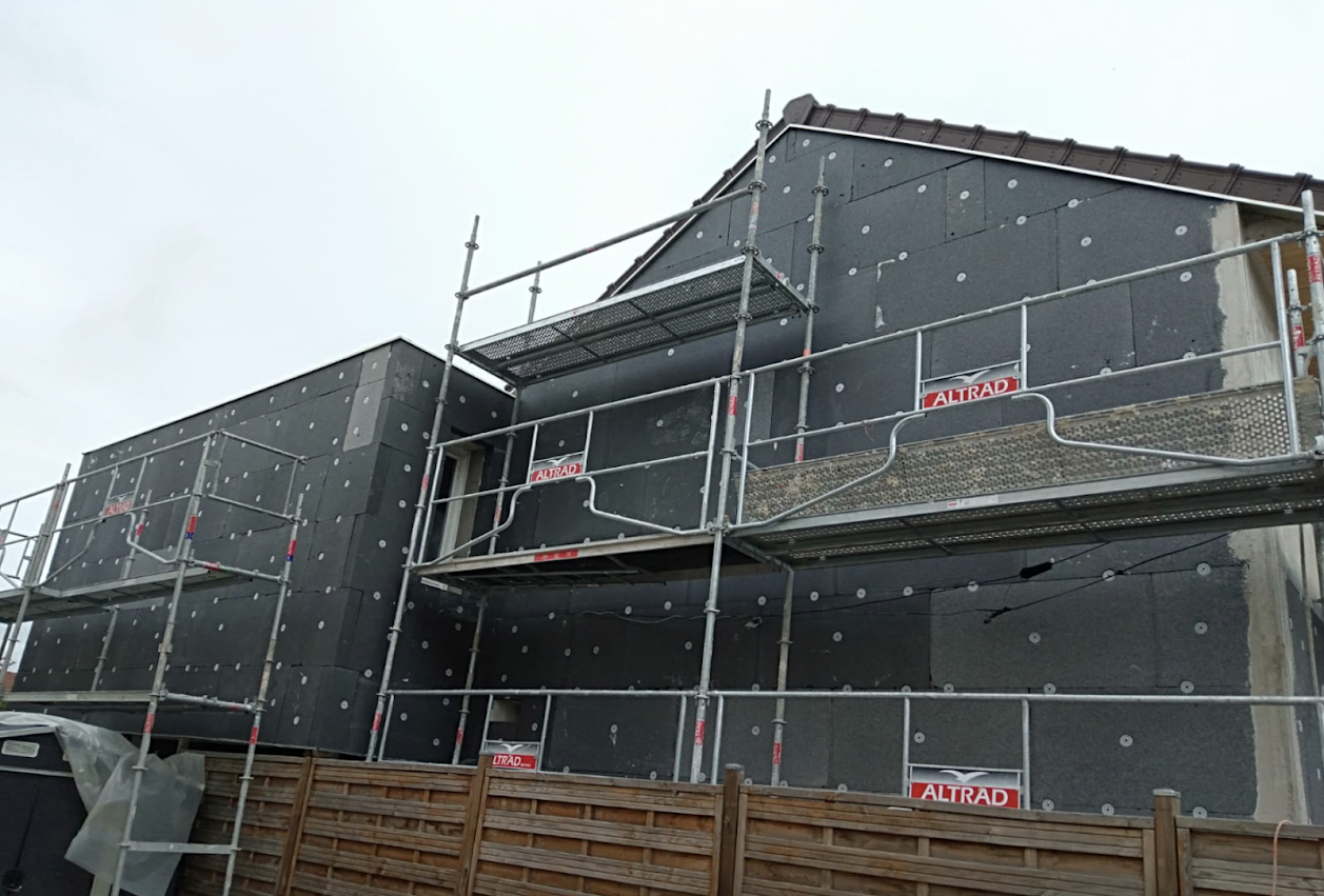 Maison équipée d’un échafaudage pendant les travaux
