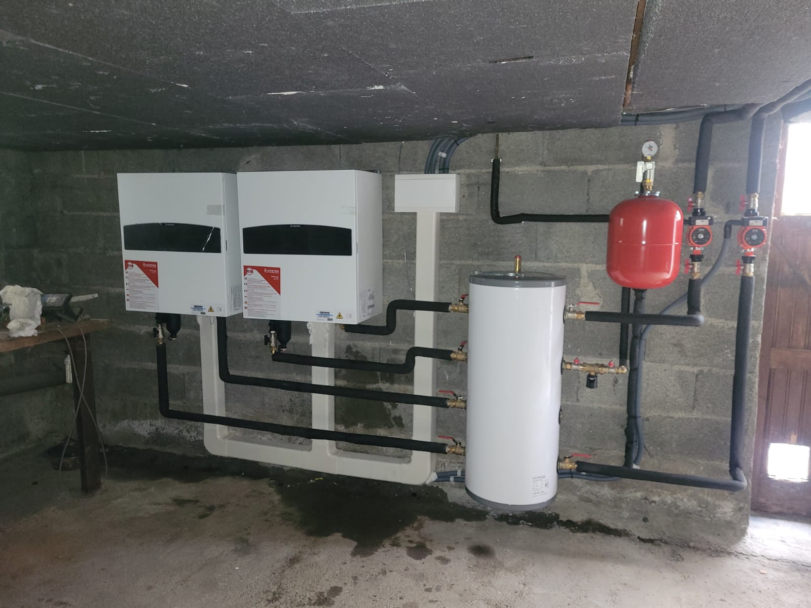 Deux modules hydrauliques PAC air/eau et ballon tampon en sous-sol