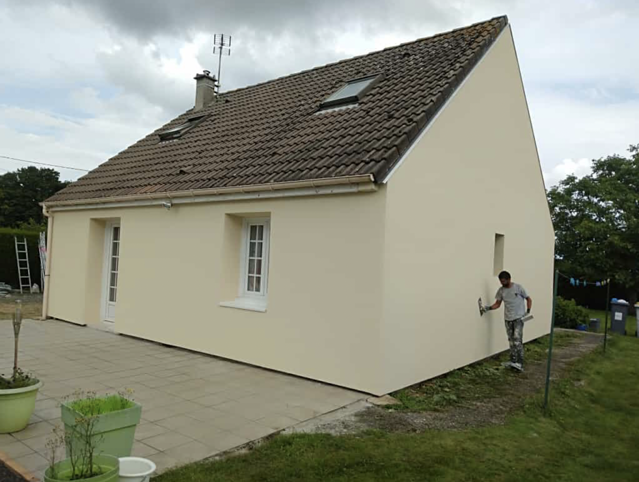 Façade isolée avec finition en cours