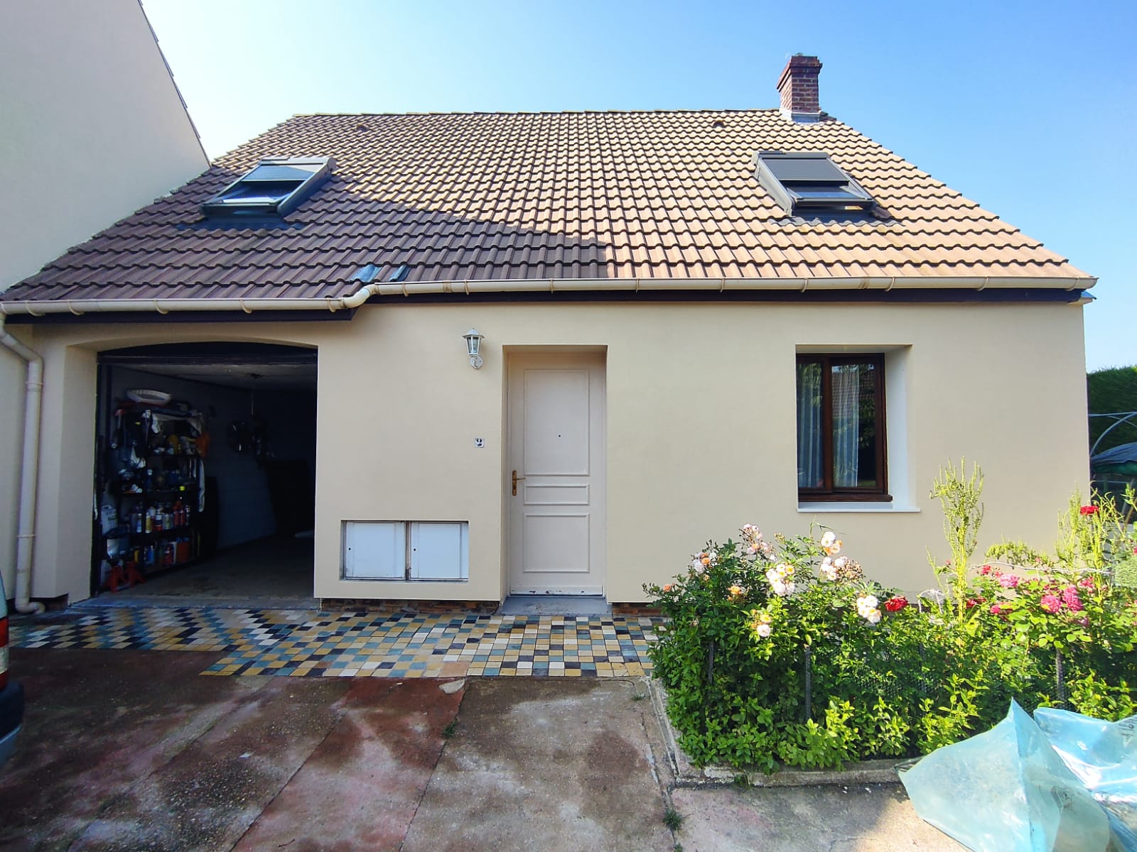 Maison avec garage et fenêtres de toit — après l’isolation extérieure