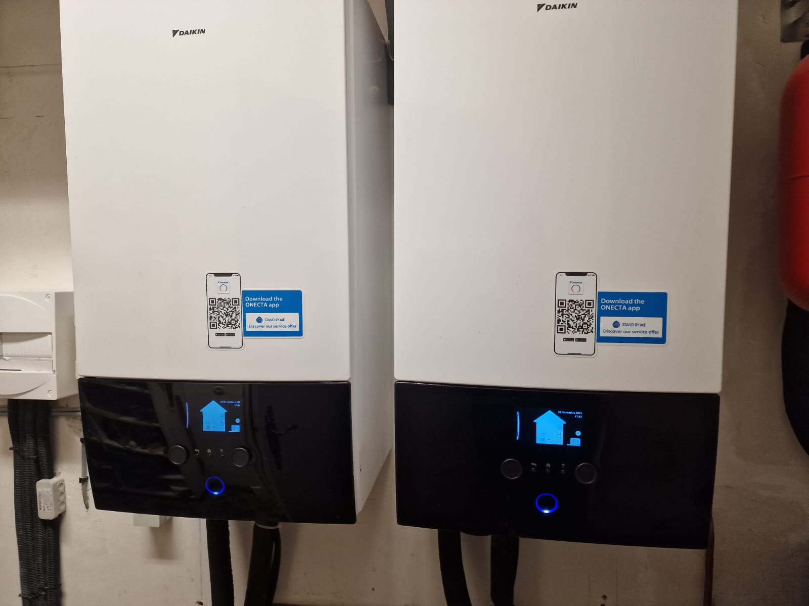 Deux modules intérieurs Daikin de pompe à chaleur air/eau installés côte à côte