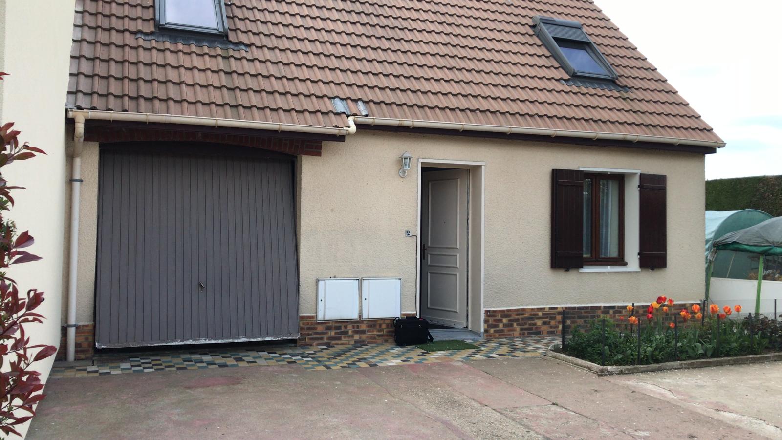 Maison avec garage et fenêtres de toit — avant l’isolation extérieure