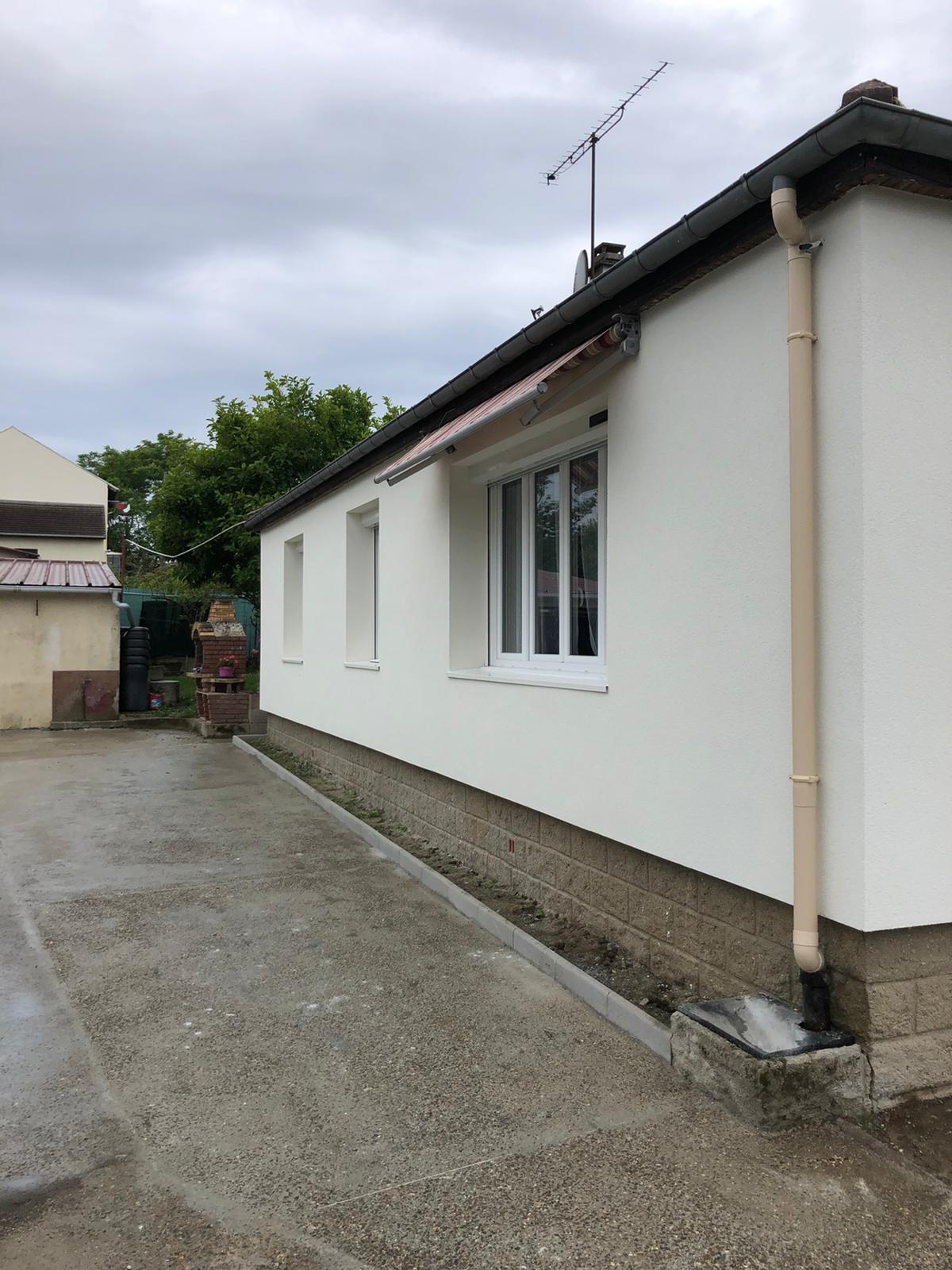 Façade avec fenêtres blanches — après l’isolation extérieure