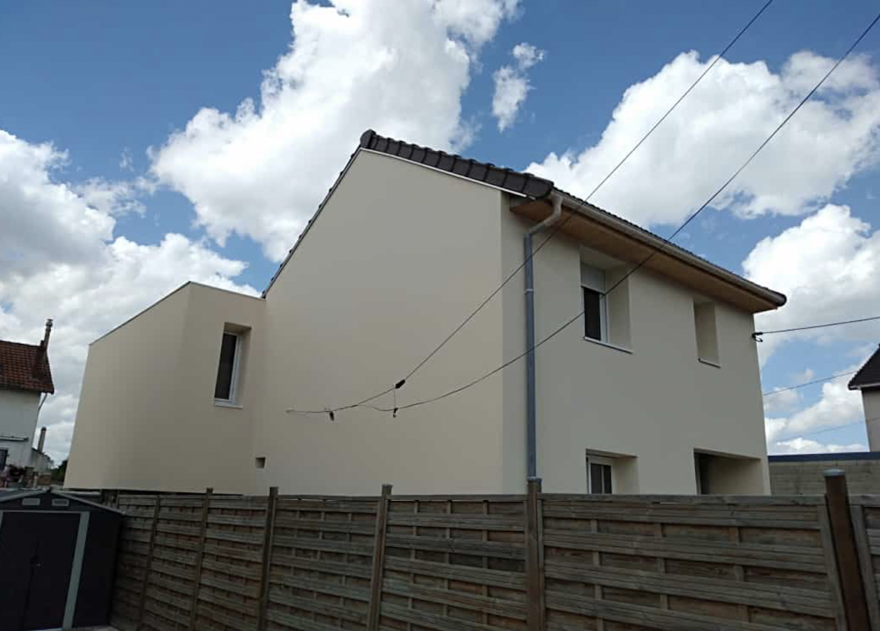 Maison individuelle après isolation thermique extérieure