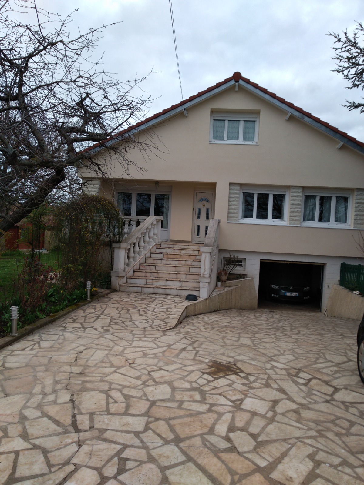 Maison avec escalier et garage — après l’isolation extérieure