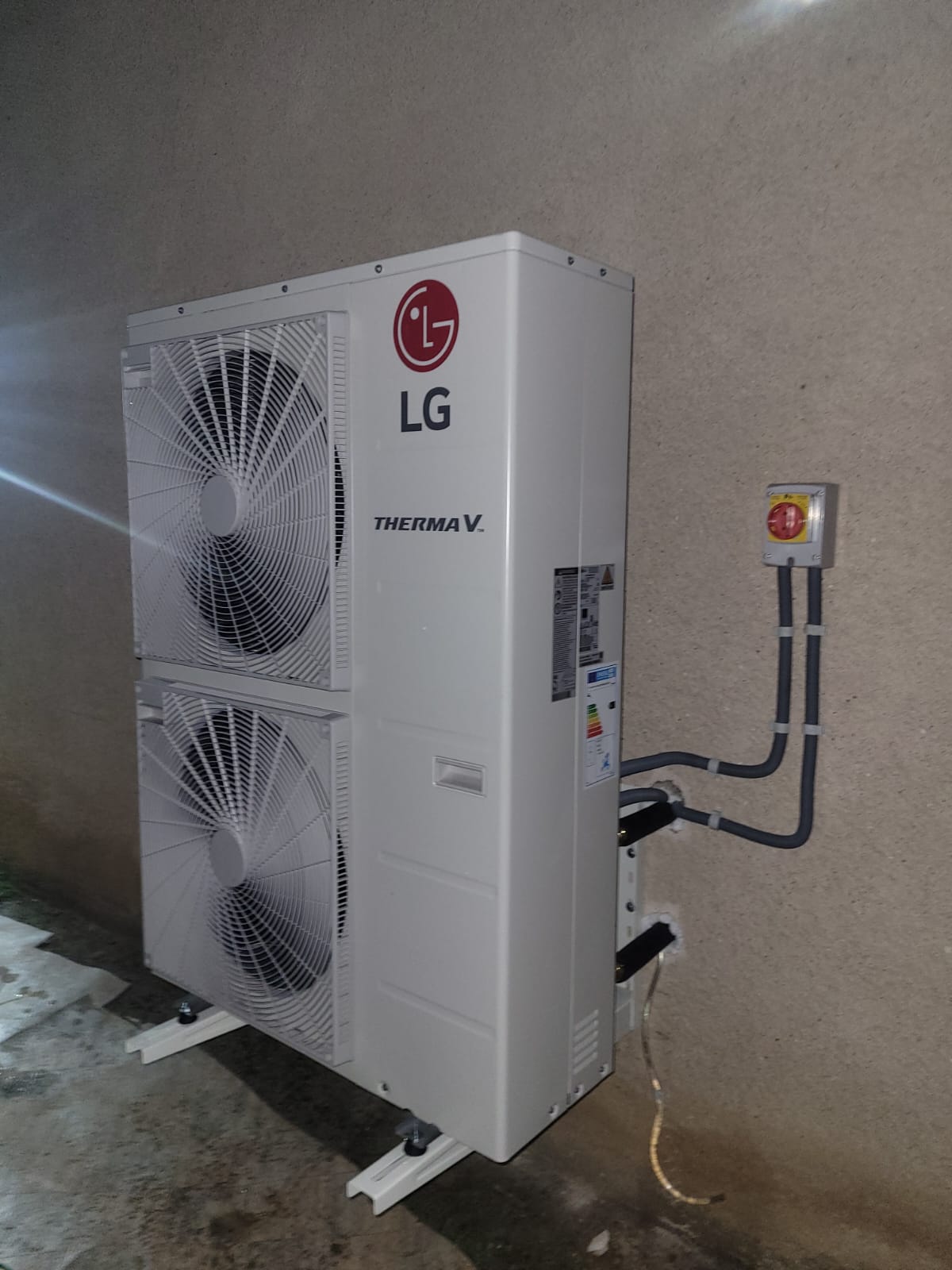 Unité extérieure LG Therma V posée sur rails antivibratiles
