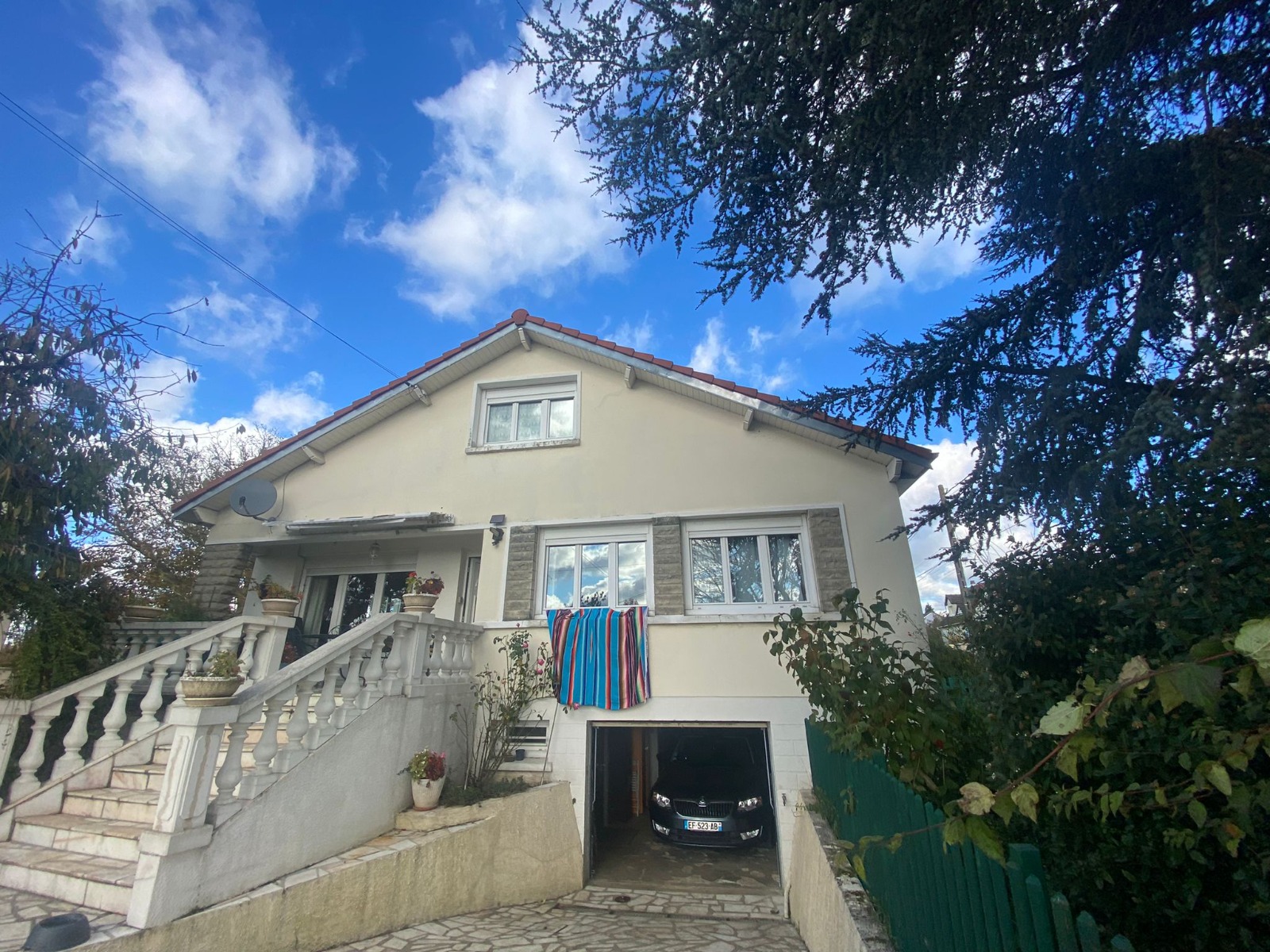 Maison avec escalier et garage — avant l’isolation extérieure