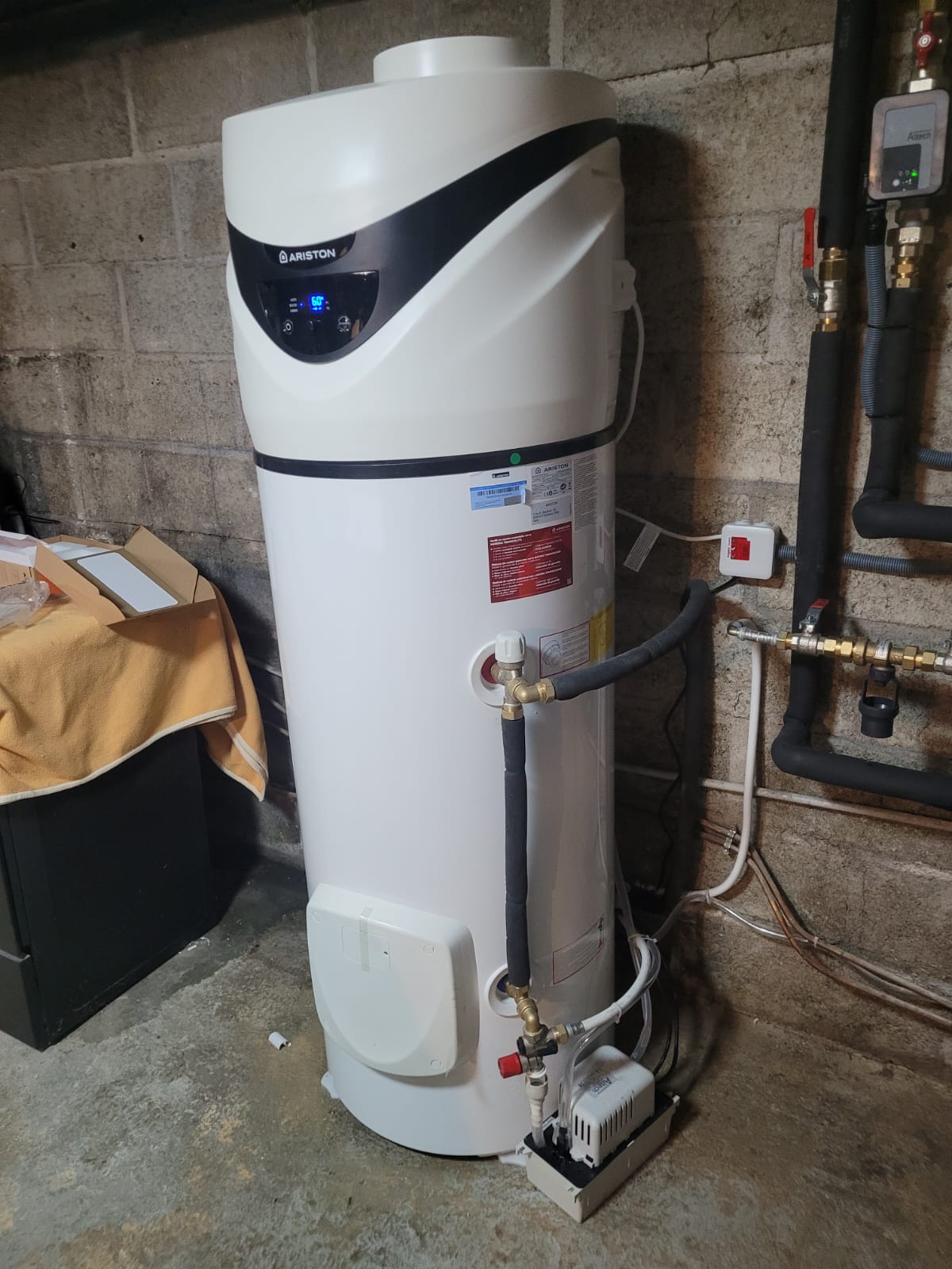 Chauffe-eau thermodynamique Ariston installé en sous-sol
