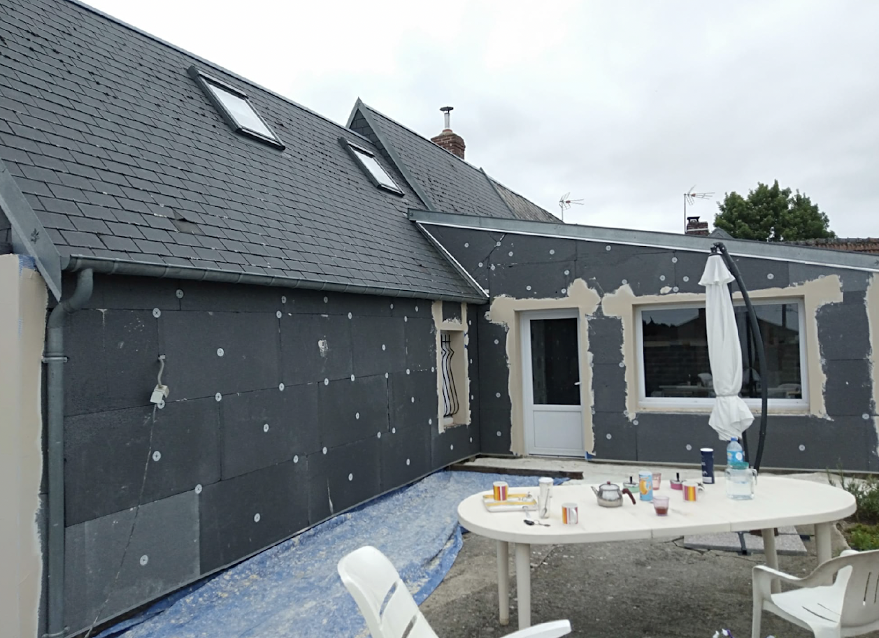 Panneaux isolants posés sur la façade d’une maison