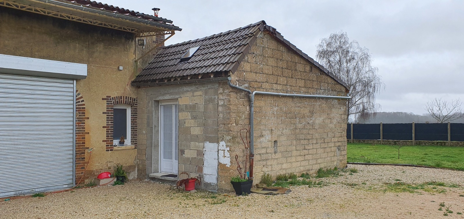 Dépendance à toiture sombre — avant l’isolation extérieure