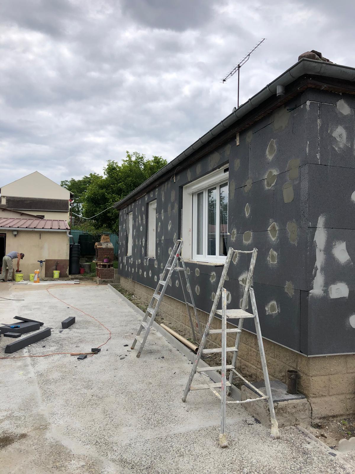 Façade avec fenêtres blanches — pendant l’isolation extérieure
